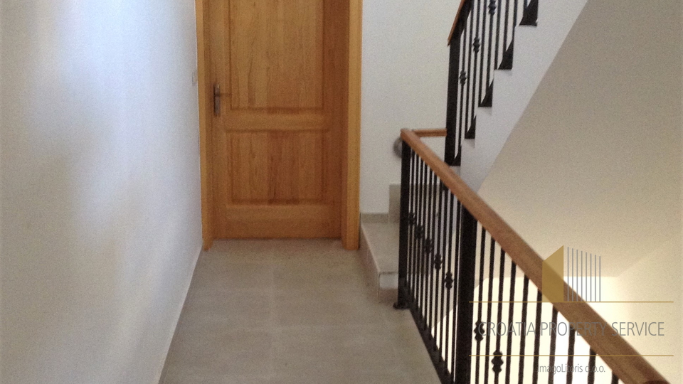 Nova kamnita vila v prvem vrsti ob morju s šestimi dvosobnimi apartmaji, otok Brač!