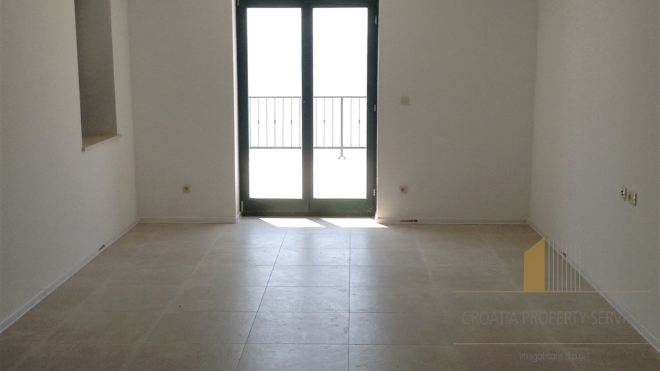 Nova kamnita vila v prvem vrsti ob morju s šestimi dvosobnimi apartmaji, otok Brač!