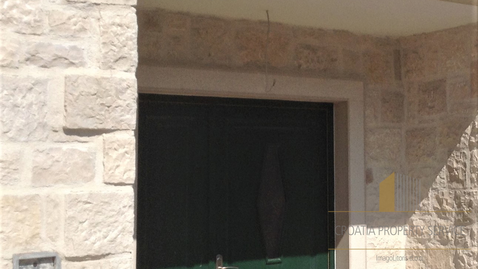 Nova kamnita vila v prvem vrsti ob morju s šestimi dvosobnimi apartmaji, otok Brač!