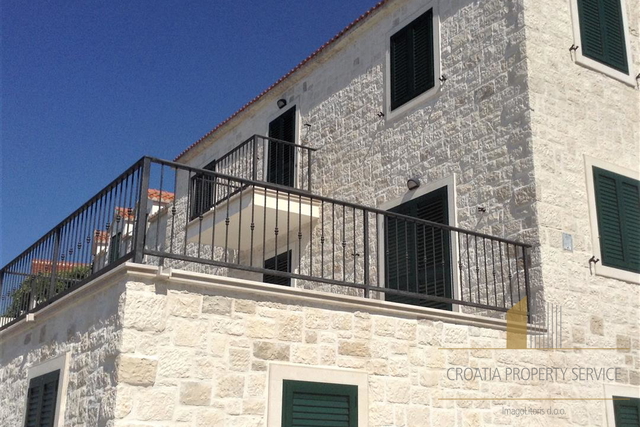 Nova kamnita vila v prvem vrsti ob morju s šestimi dvosobnimi apartmaji, otok Brač!
