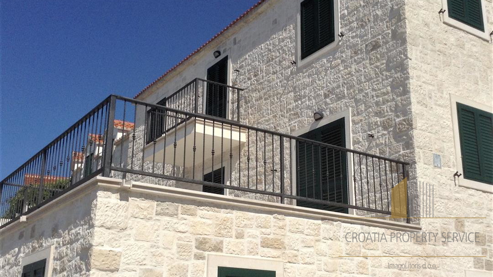 Nova kamnita vila v prvem vrsti ob morju s šestimi dvosobnimi apartmaji, otok Brač!
