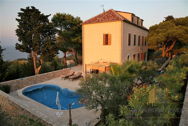 Otok Vis - luksuzna vila s bazenom i predivnim pogledom na more!