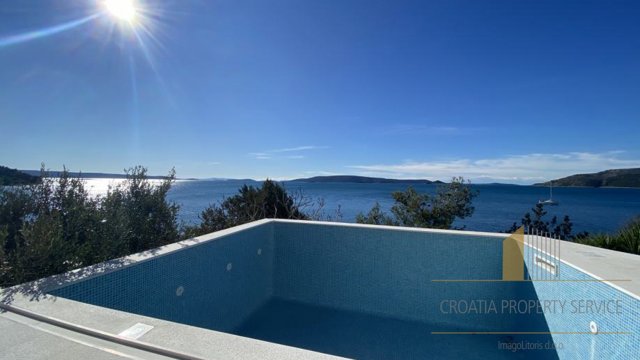 Vila s bazenom prvi red uz more na otoku Čiovo,Trogir!