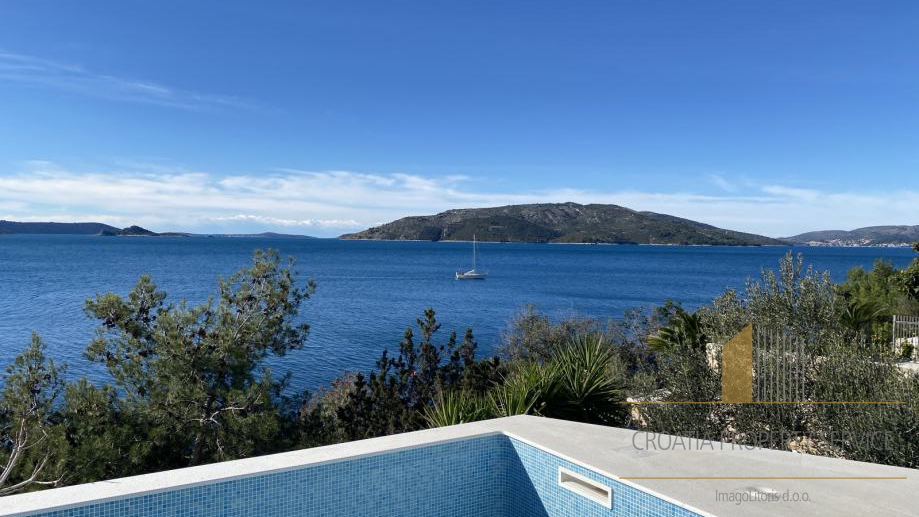 Vila s bazenom prvi red uz more na otoku Čiovo,Trogir!