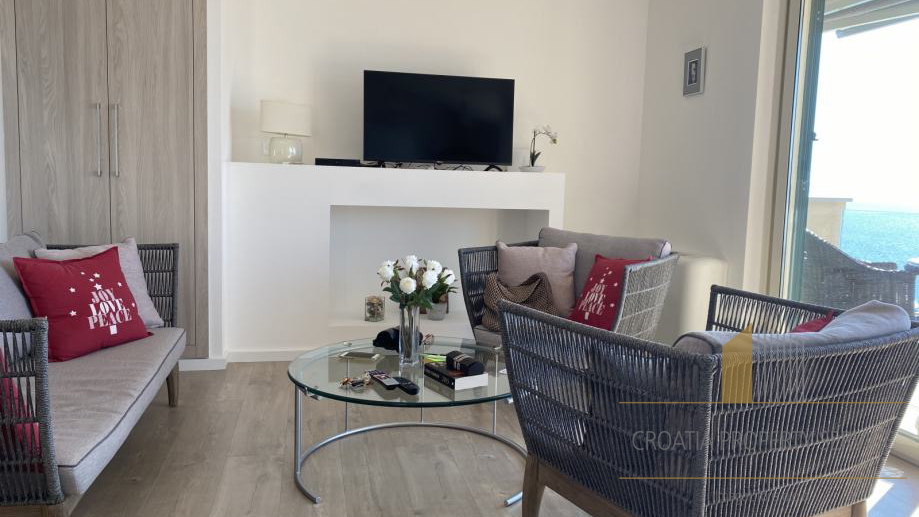 Vila s bazenom prvi red uz more na otoku Čiovo,Trogir!