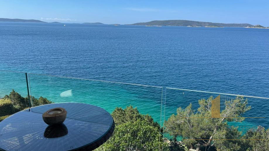 Vila s bazenom prvi red uz more na otoku Čiovo,Trogir!