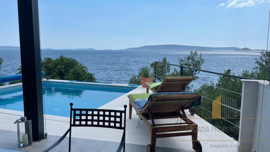 Vila s bazenom prvi red uz more na otoku Čiovo,Trogir!
