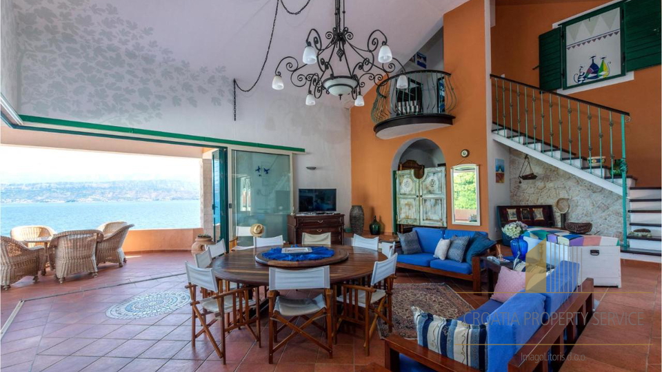 Atraktivna mediteranska vila prvi red uz more na otoku Braču!