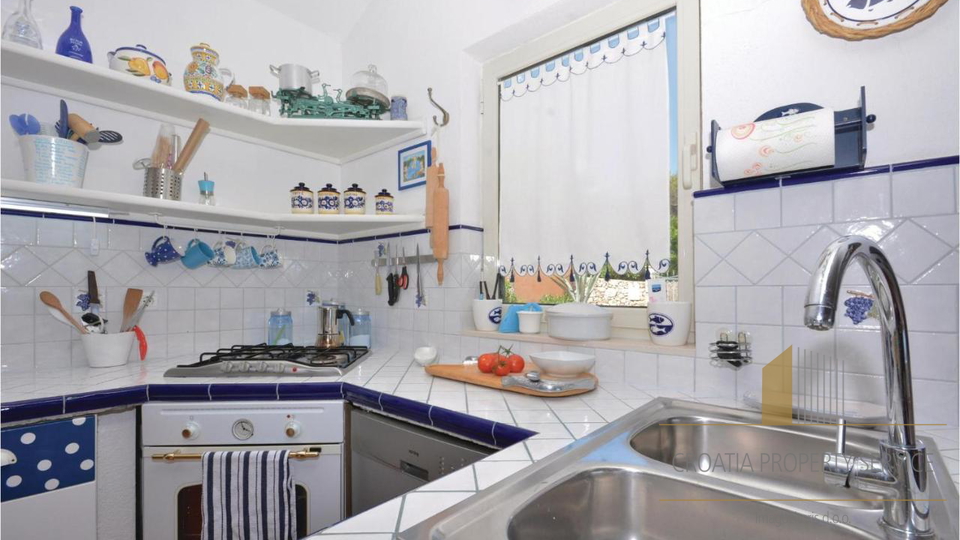 Atraktivna mediteranska vila prvi red uz more na otoku Braču!