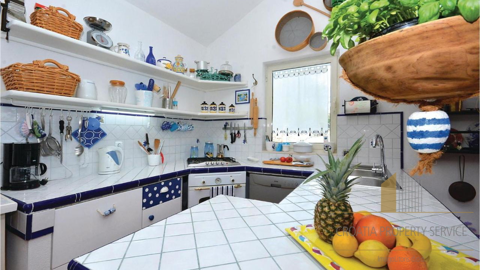 Atraktivna mediteranska vila prvi red uz more na otoku Braču!
