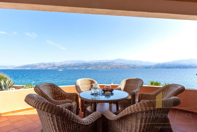 Atraktivna mediteranska vila prvi red uz more na otoku Braču!
