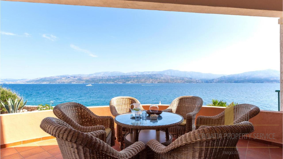 Atraktivna mediteranska vila prvi red uz more na otoku Braču!