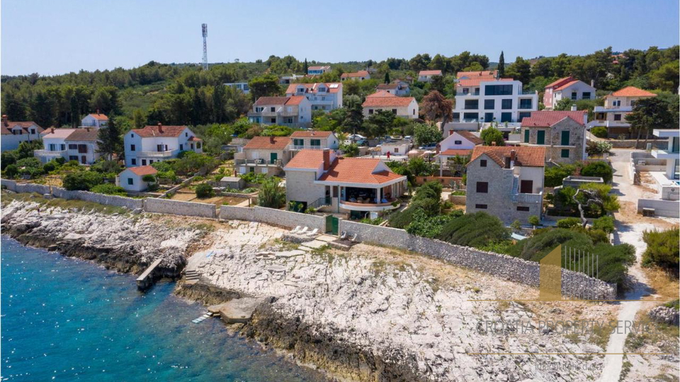 Atraktivna mediteranska vila prvi red uz more na otoku Braču!