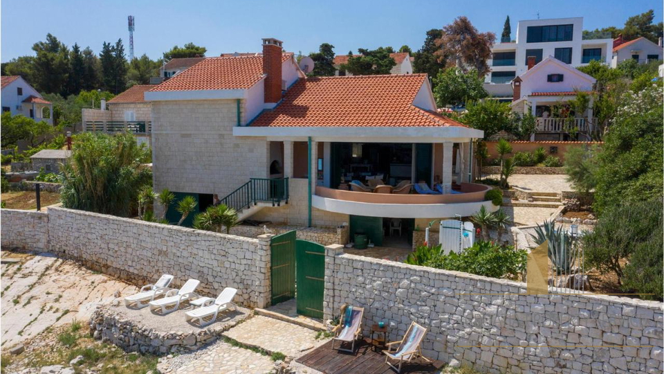 Atraktivna mediteranska vila prvi red uz more na otoku Braču!