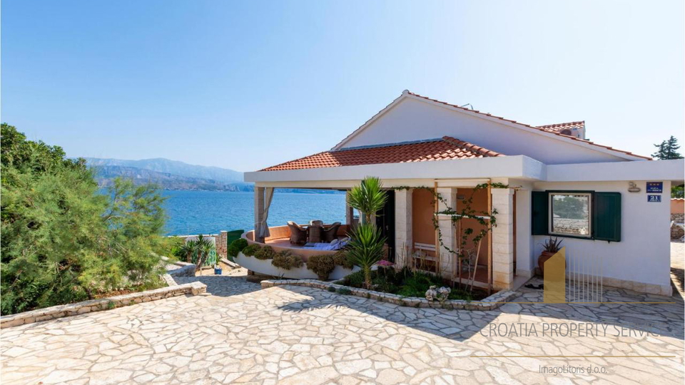 Atraktivna mediteranska vila prvi red uz more na otoku Braču!