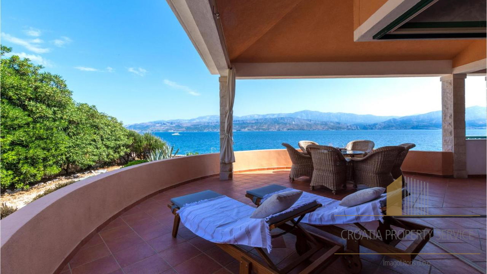 Atraktivna mediteranska vila prvi red uz more na otoku Braču!