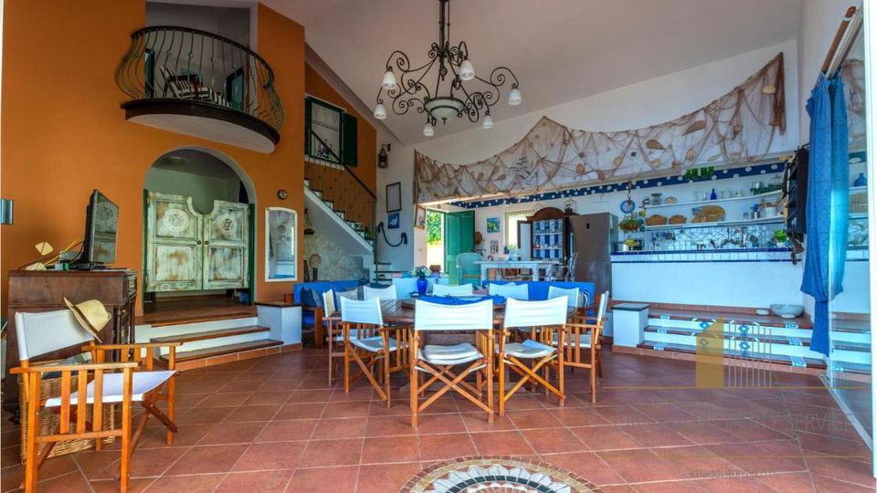 Atraktivna mediteranska vila prvi red uz more na otoku Braču!
