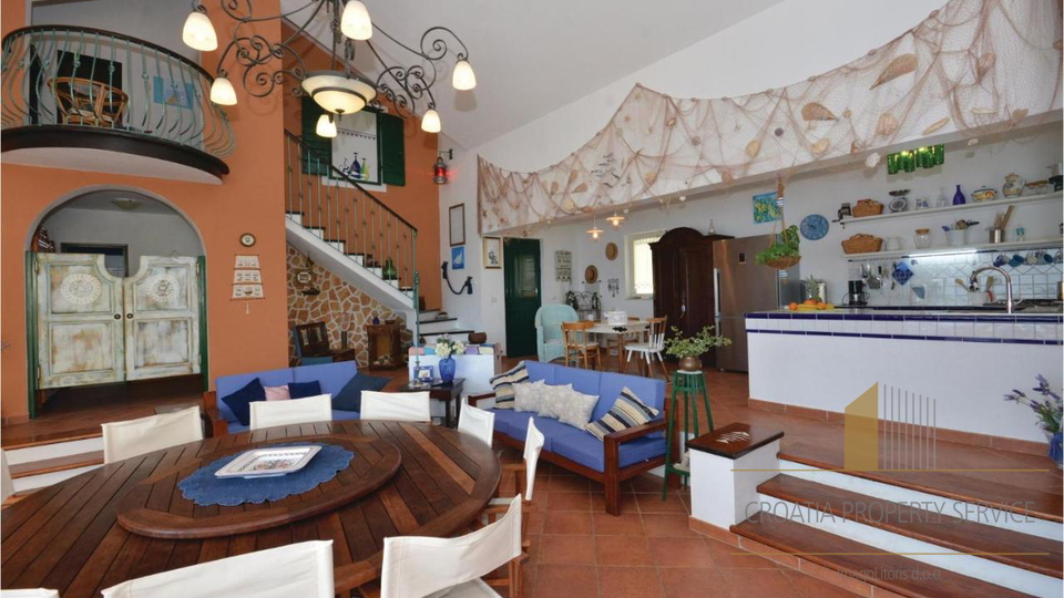 Atraktivna mediteranska vila prvi red uz more na otoku Braču!