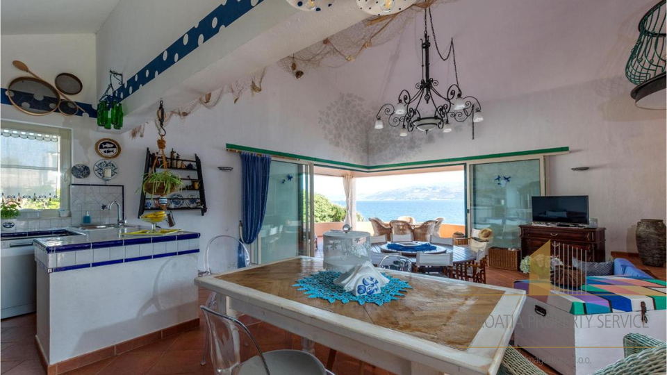 Atraktivna mediteranska vila prvi red uz more na otoku Braču!