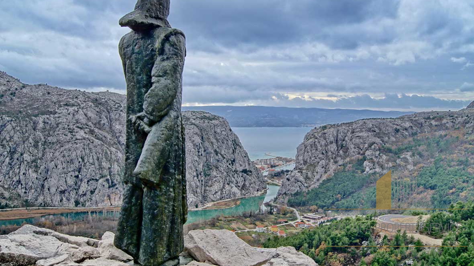 Očarljiva kamnita hiša s pogledom na morje v bližini Omiša!