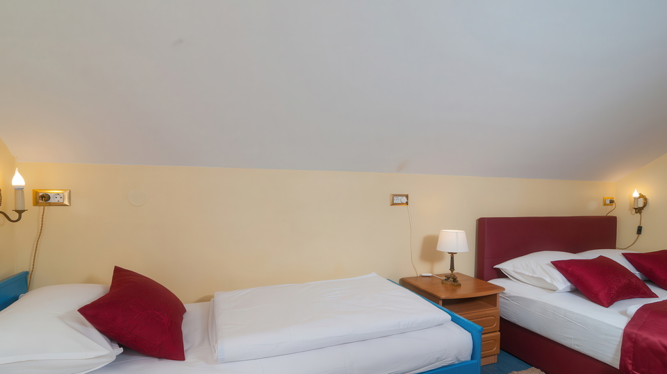 &Scaron;armantna kamena ku&cacute;a s pogledom na more u blizini Omi&scaron;a&excl;