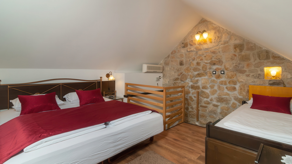 &Scaron;armantna kamena ku&cacute;a s pogledom na more u blizini Omi&scaron;a&excl;