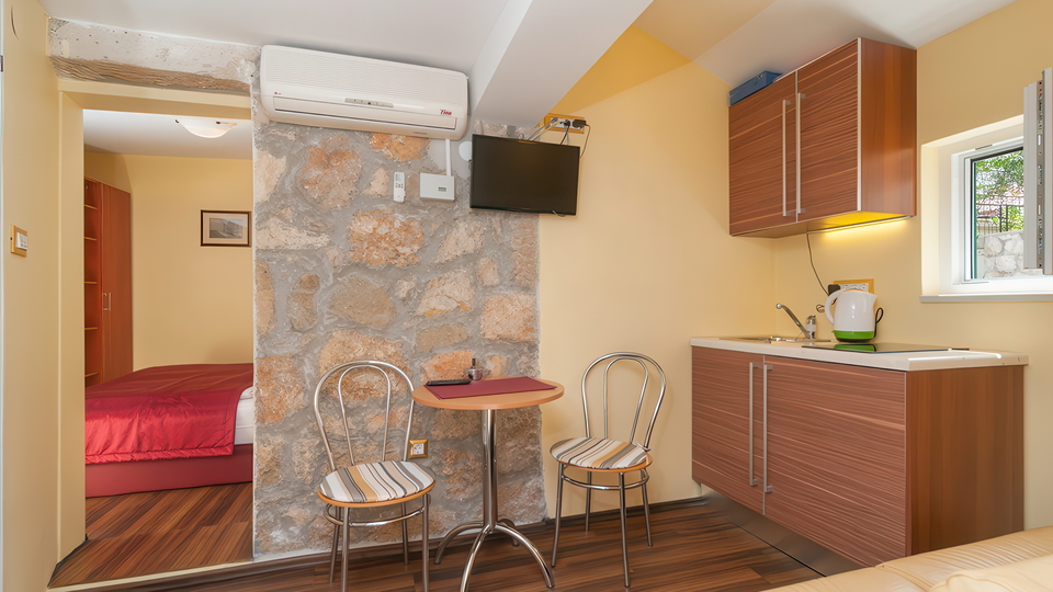 &Scaron;armantna kamena ku&cacute;a s pogledom na more u blizini Omi&scaron;a&excl;