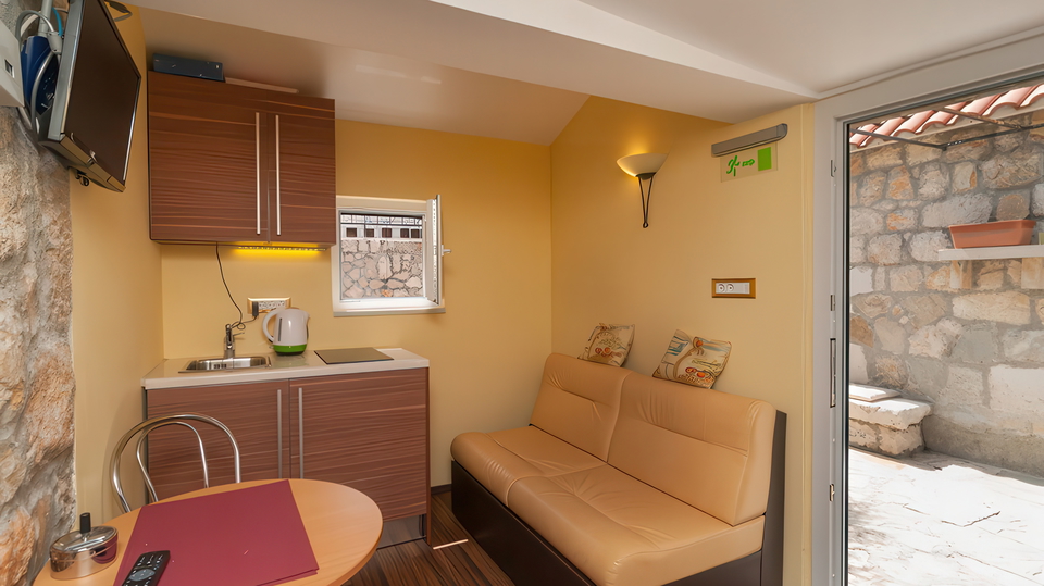 &Scaron;armantna kamena ku&cacute;a s pogledom na more u blizini Omi&scaron;a&excl;