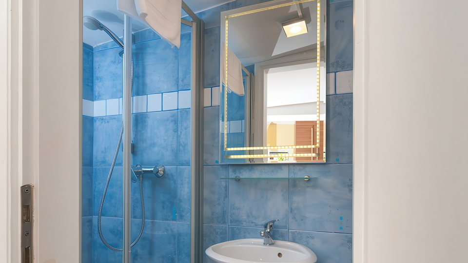 &Scaron;armantna kamena ku&cacute;a s pogledom na more u blizini Omi&scaron;a&excl;