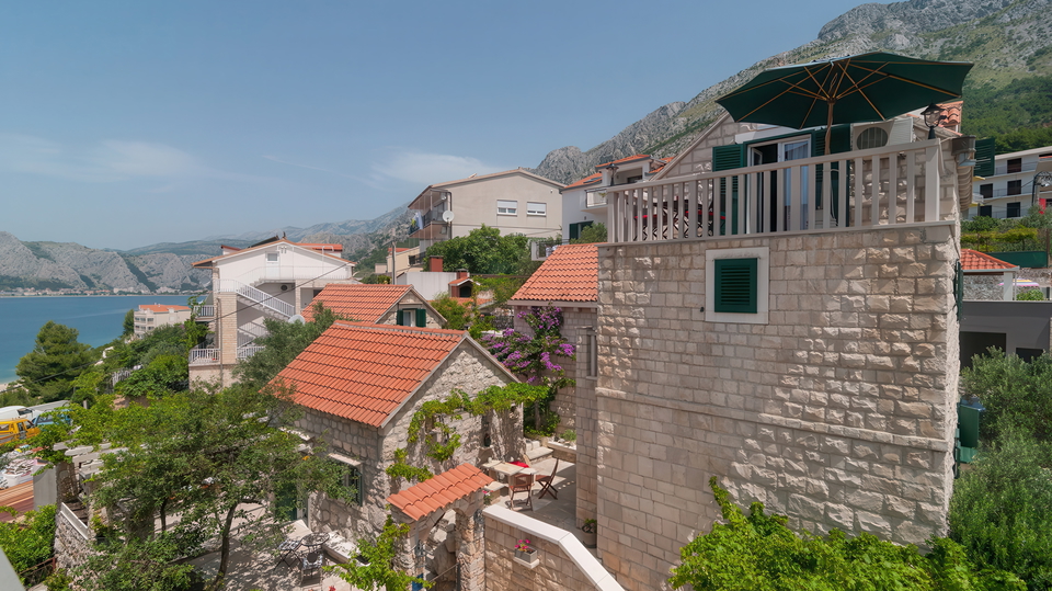 &Scaron;armantna kamena ku&cacute;a s pogledom na more u blizini Omi&scaron;a&excl;