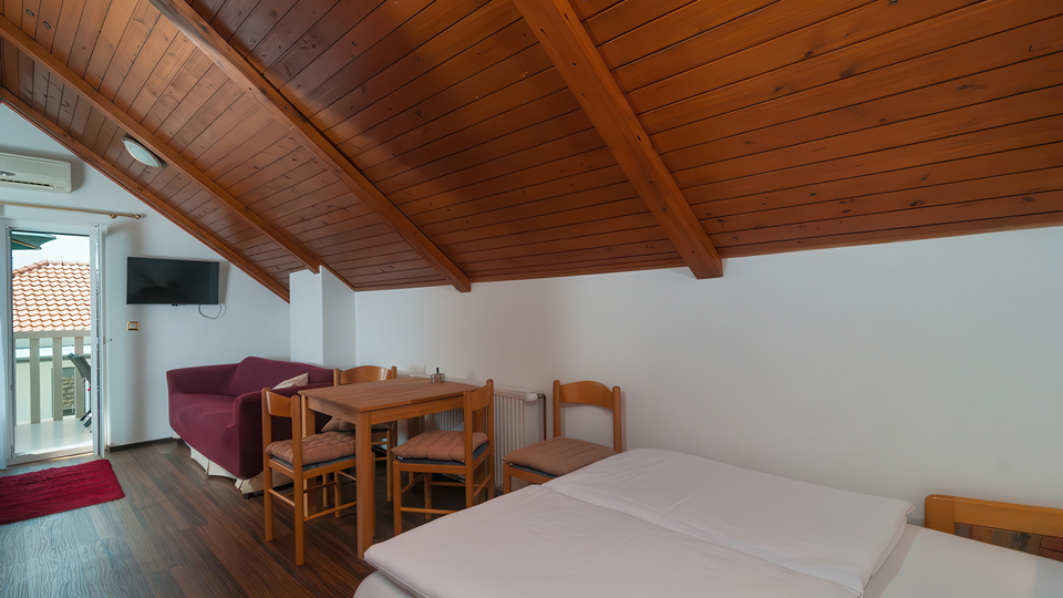 &Scaron;armantna kamena ku&cacute;a s pogledom na more u blizini Omi&scaron;a&excl;