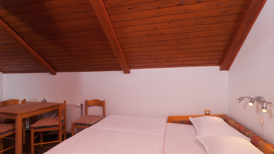 &Scaron;armantna kamena ku&cacute;a s pogledom na more u blizini Omi&scaron;a&excl;