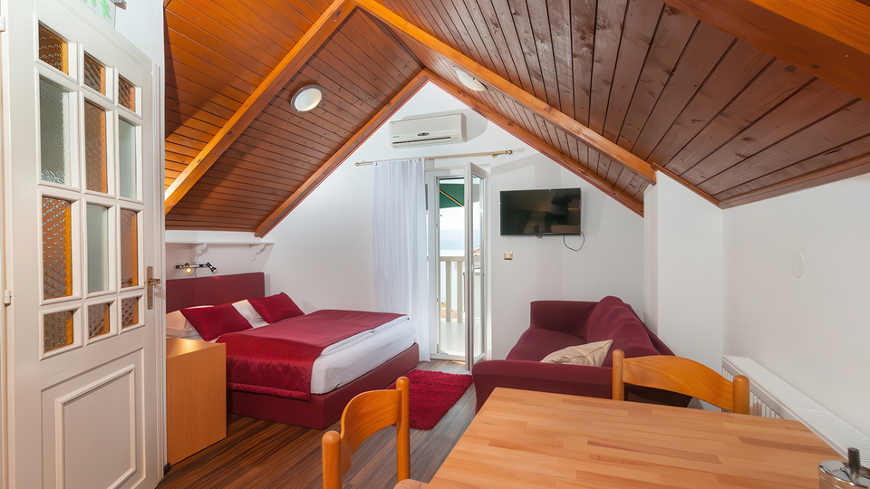 &Scaron;armantna kamena ku&cacute;a s pogledom na more u blizini Omi&scaron;a&excl;