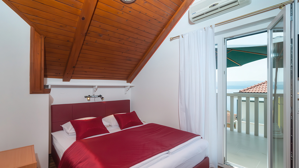 &Scaron;armantna kamena ku&cacute;a s pogledom na more u blizini Omi&scaron;a&excl;