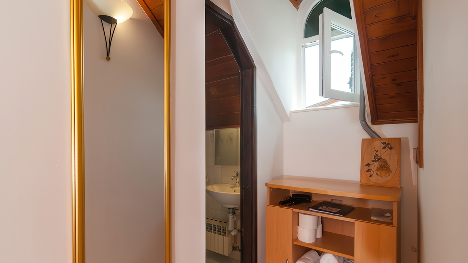 &Scaron;armantna kamena ku&cacute;a s pogledom na more u blizini Omi&scaron;a&excl;