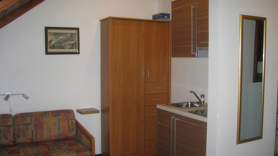 &Scaron;armantna kamena ku&cacute;a s pogledom na more u blizini Omi&scaron;a&excl;