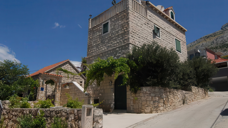 &Scaron;armantna kamena ku&cacute;a s pogledom na more u blizini Omi&scaron;a&excl;