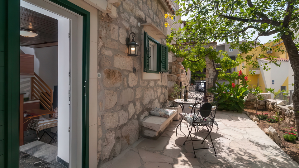 &Scaron;armantna kamena ku&cacute;a s pogledom na more u blizini Omi&scaron;a&excl;