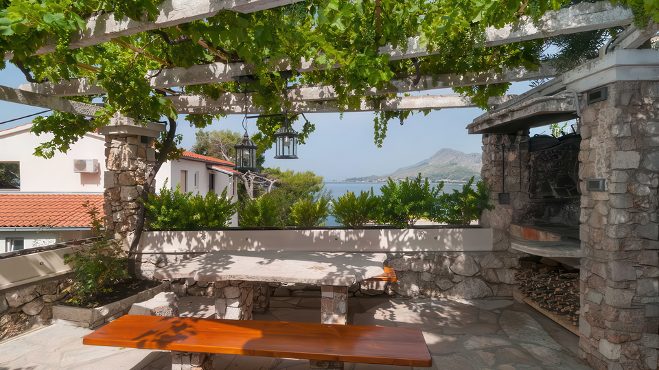 &Scaron;armantna kamena ku&cacute;a s pogledom na more u blizini Omi&scaron;a&excl;