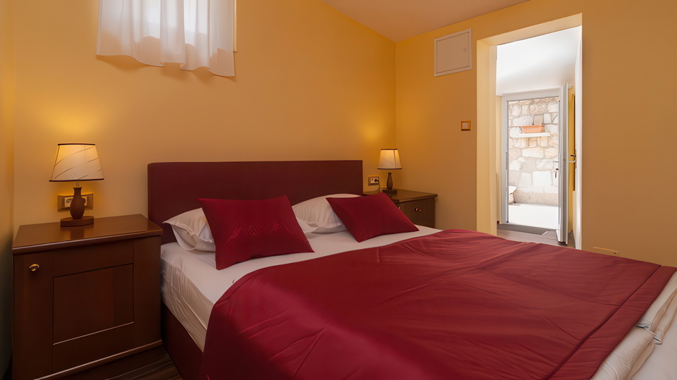 &Scaron;armantna kamena ku&cacute;a s pogledom na more u blizini Omi&scaron;a&excl;