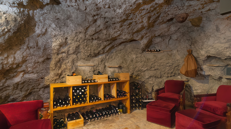 &Scaron;armantna kamena ku&cacute;a s pogledom na more u blizini Omi&scaron;a&excl;