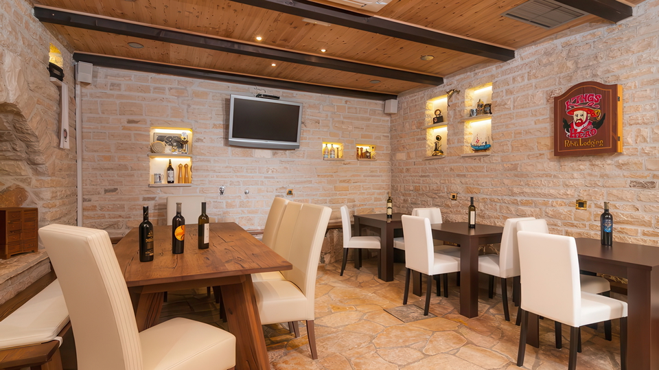 &Scaron;armantna kamena ku&cacute;a s pogledom na more u blizini Omi&scaron;a&excl;