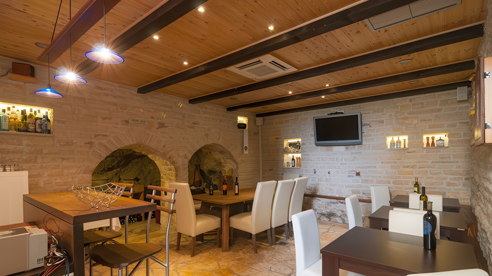 &Scaron;armantna kamena ku&cacute;a s pogledom na more u blizini Omi&scaron;a&excl;