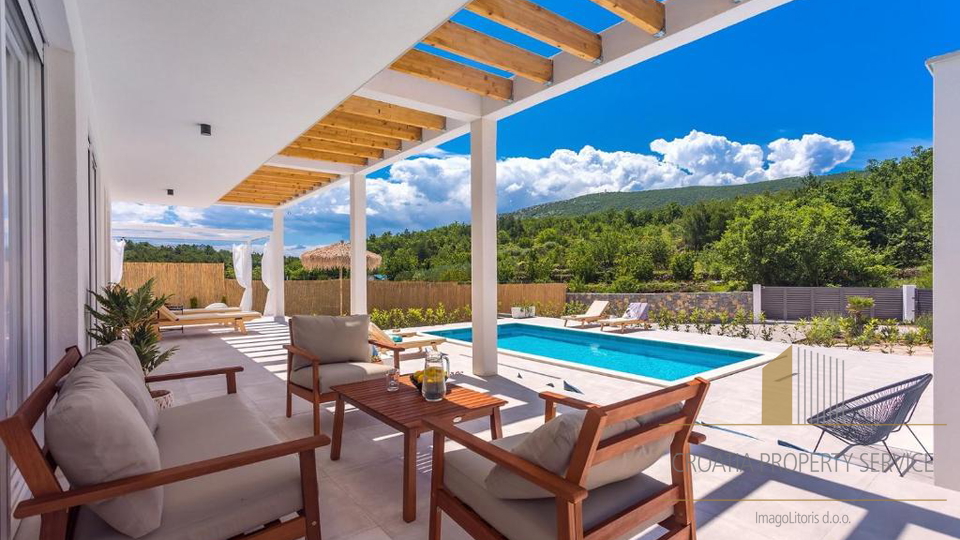 Split, surroundings - a beautiful newer villa with pool on an 860 sqm land plot