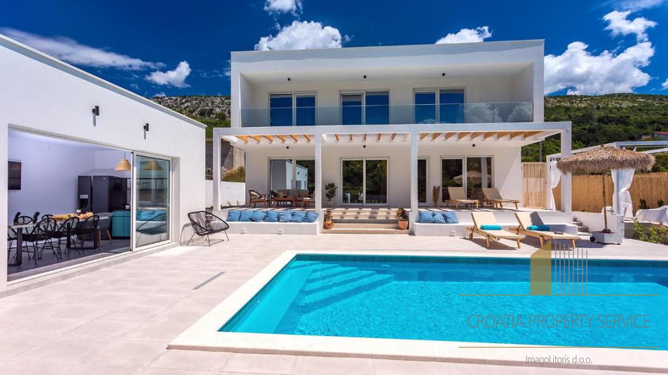 Split, surroundings - a beautiful newer villa with pool on an 860 sqm land plot