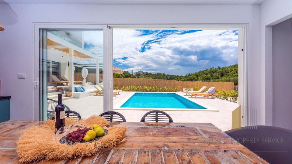 Split, surroundings - a beautiful newer villa with pool on an 860 sqm land plot