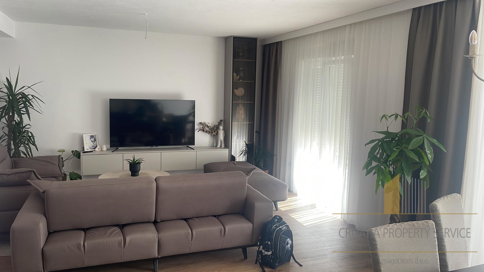 Luxuriöse moderne Villa in ruhiger Lage, nahe dem Meer und dem Flughafen – Kaštel Novi!
