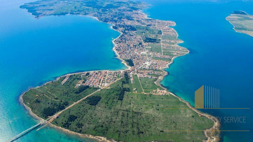 Building plot of 1,880 m2 with sea view on the island of Vir