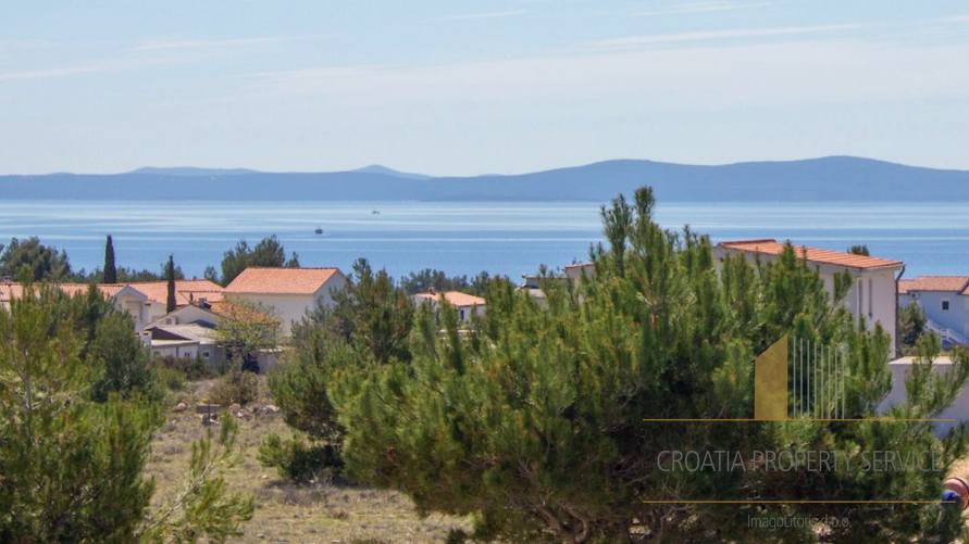 Building plot of 1,880 m2 with sea view on the island of Vir