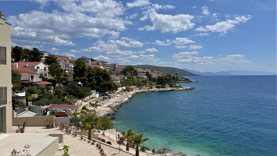 Luksuzan stan s vrtom i bazenom prvi red uz pla&zcaron;u na otoku &Ccaron;iovu&excl;